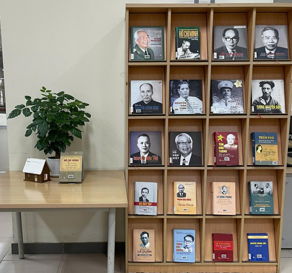 A shelf with books on itDescription automatically generated