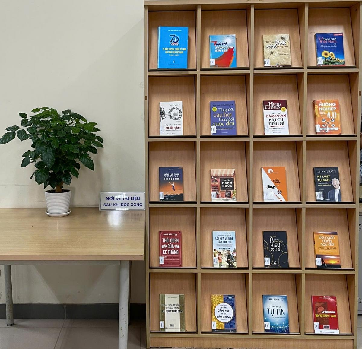 A book shelf with books on itDescription automatically generated